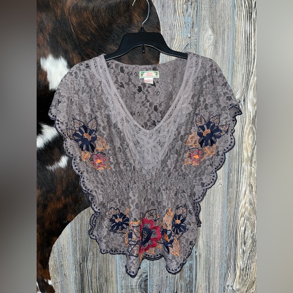 Flying Tomato Tops - Flying Tomato size large floral embroidered lace batwing scrunch waist top